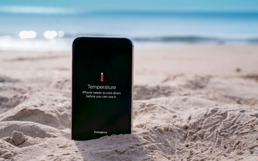 Nga mbinxehja te uji dhe rëra, si ta mbroni telefonin tuaj në plazh