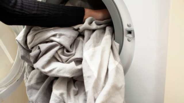 Sa shpesh duhet të lani çarçafët gjatë muajve të verës?