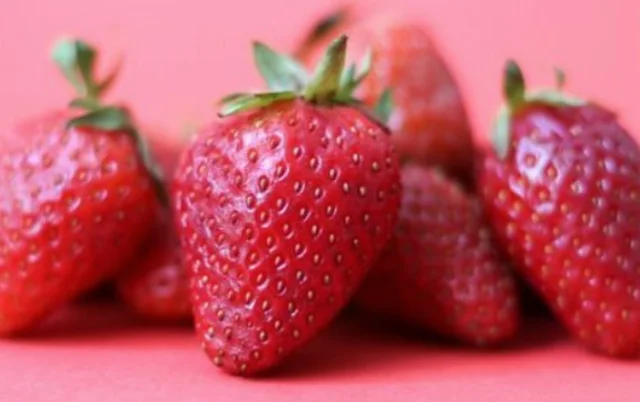 Disa ushqime që ju ndihmojnë të mos të plakeni