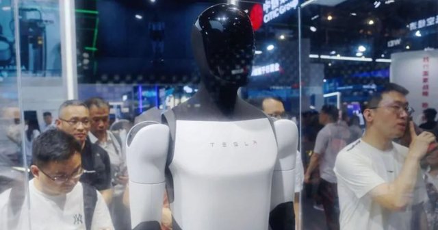 Musk: Tesla do të përdorë robotë humanoidë brenda vitit të ardhshëm