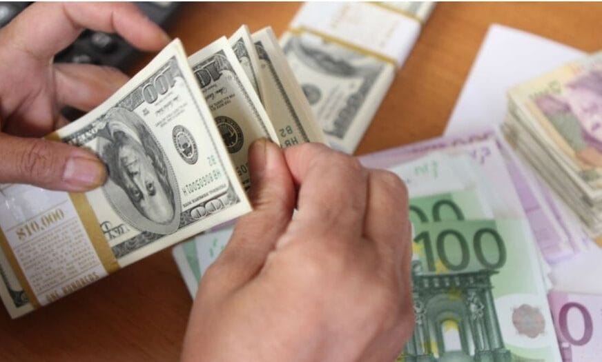 Këmbimi valutor/ Çfarë po ndodh sot me monedhat e huaja? Me sa po blihen dhe shiten dollari dhe euro