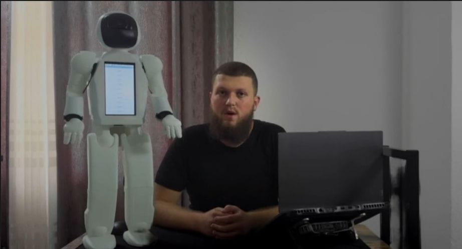 19-vjeçari nga Pogradeci krijon Robotin, Firdeus Dikellari: “Dardan”-i flet 9 gjuhë të huaja, edhe shqip