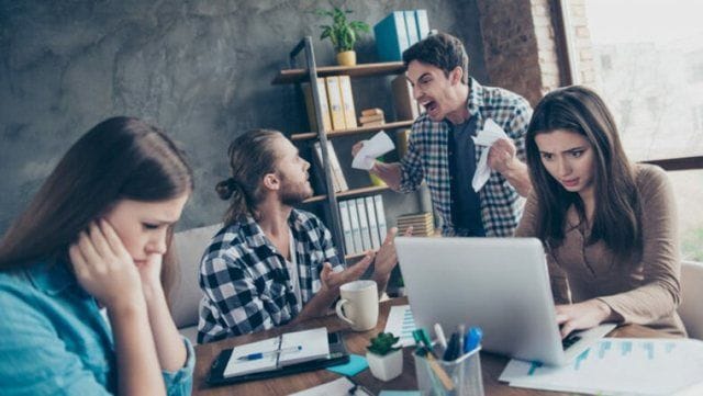 “Vampirët emocionalë”: Si të mbrohesh nga njerëzit që të thithin energjinë