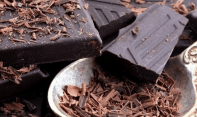 Çokollata e zezë, “ilaç” për zemrën dhe trurin