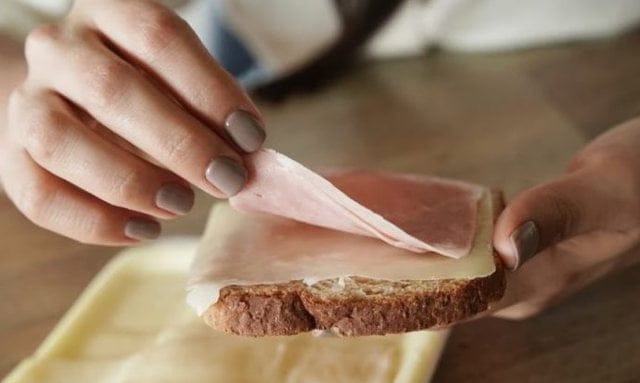 A rrisin rrezikun e diabetit të tipit 2 dy feta proshutë në ditë?