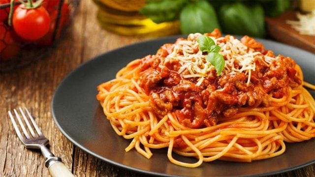 Nga makaronat te patatet e skuqura, ja disa ushqime që hani, por nuk ju ngopin