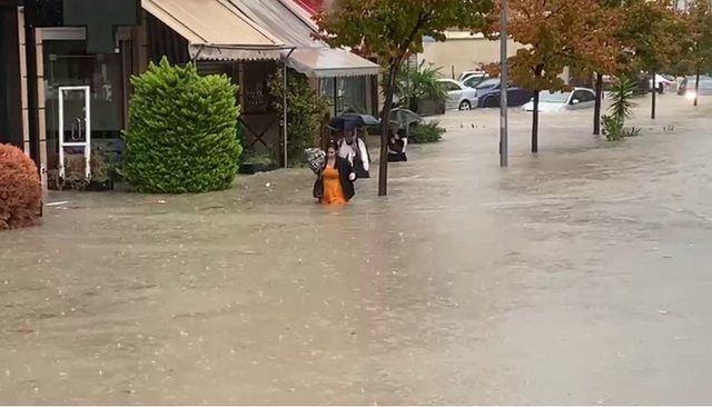 Rikthehet frika e përmbytjeve/ Vlora pritet të preket nga moti, autoritetet thirrje qytetarëve: Bëni kujdes!