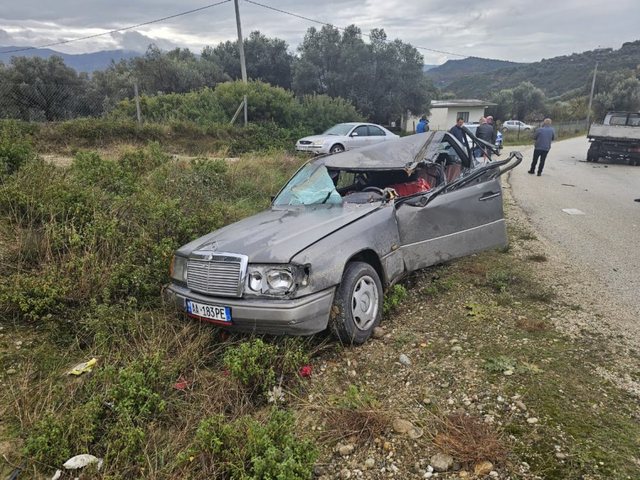 Aksident në Patos, përplasen dy automjete, përfundojnë në spital dy persona