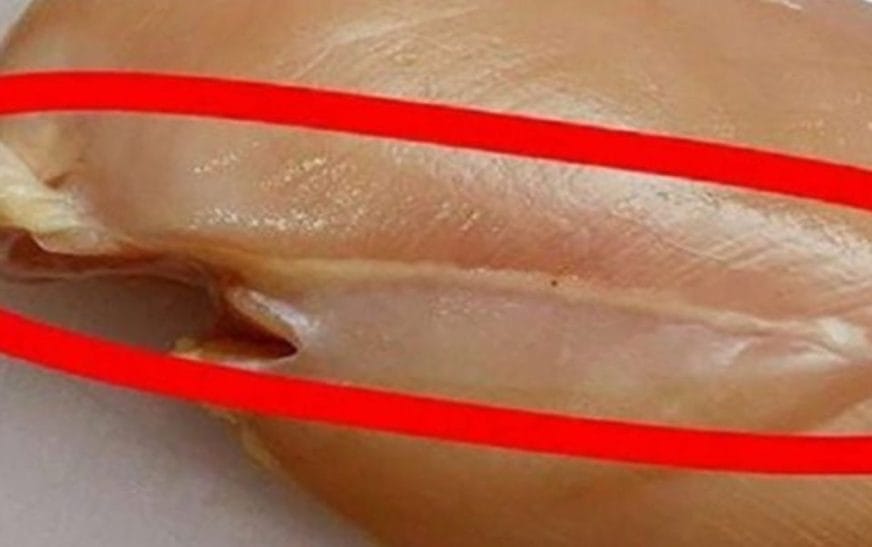 Nëse shikoni këtë vizë të bardhë tek mishi i pulës, mendoni para se ta hani !