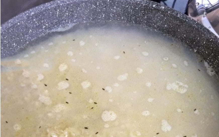 Hedh orizin për të bërë pilaf, gruaja nga Gjirokastra nuk u beson syve nga ajo që sheh