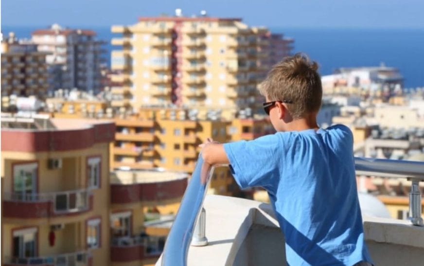 Nëna habitej pse djali rrinte gjithe diten ne ballkon, por kur del vetë, kupton arsyen dhe ngel pa mend