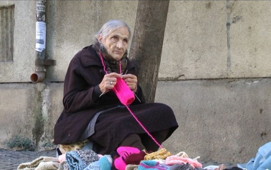 80 vjeçe, nënë Qamilja thur çorape për të bërë para sa për bukë! Nusen e djalit e ka të sëmurë e kërkon ndihmë: Qaj nga inati, nuk jetohet kështu..