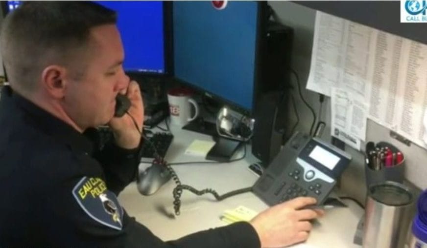 5 vjecari telefonon policinë dhe kërkon nënën që ka shkuar në qiell, polici mrekullon botën me përgjigjen e tij