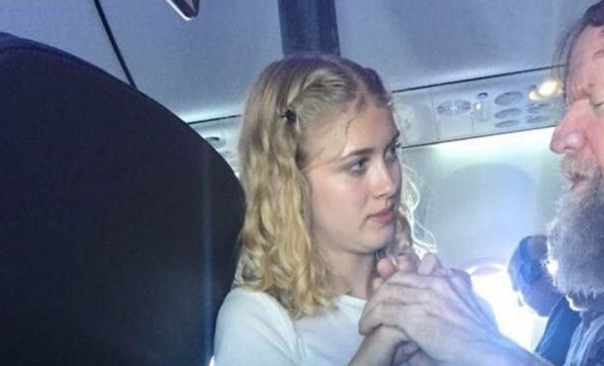 15-vjeçarja ulet pranë një burri në avion, pak sekonda më vonë pasagjerët filmojnë skenën e pabesueshme që ndodh mes tyre