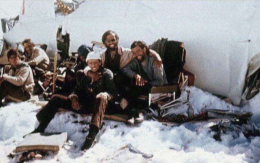 Pas rrëzimit të avionit, hëngrën shokët e skuadrës për të mbijetuar. 16 persona arritën të mbijetojnë 72 ditë në vendin..