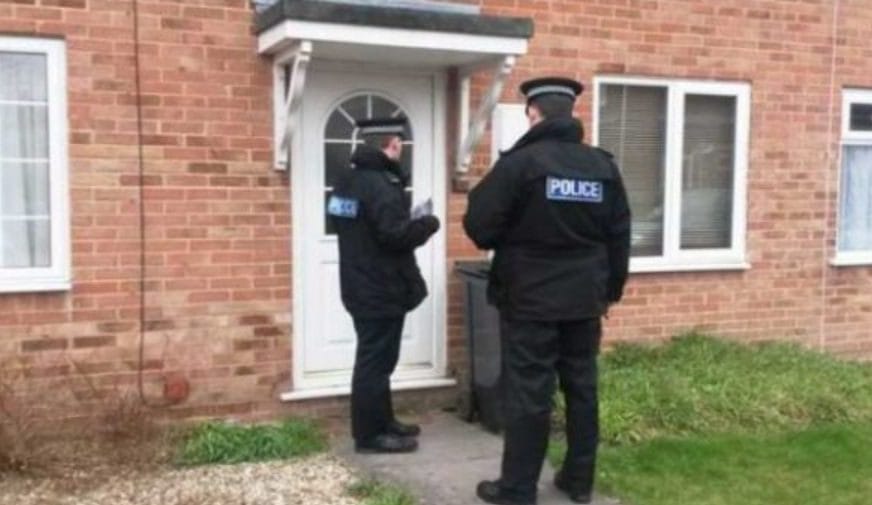 Fqinjët u ankuan në polici për një bebe që qante pa pushim, ajo çfarë gjetën i la me gojëhapur…