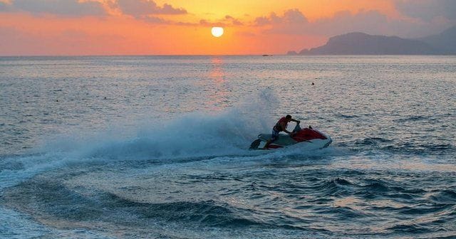 Sherr brutal për një Jet-ski me qira në Ksamil, policia shoqëron disa persona