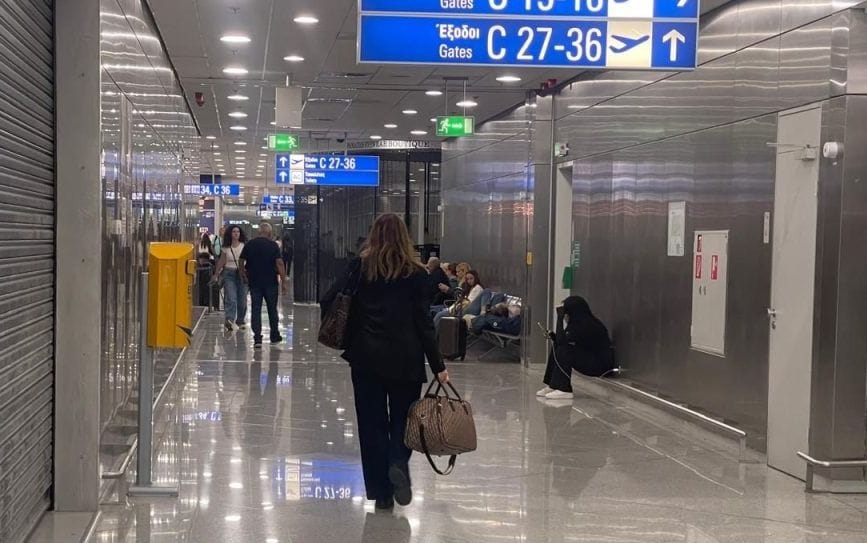 Kaos në aeroportin e Athinës, anulohet fluturimi Athinë–Tiranë i WizzAir