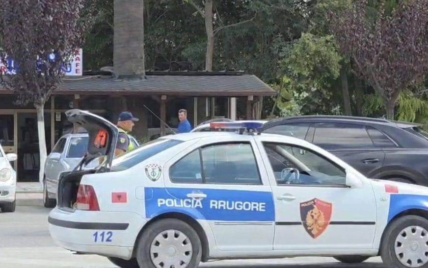 Fier – Aksident në vijat e bardha, plagoset një këmbësor