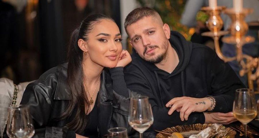 Deklaroi se një romancë shkatërroi martesën e Klea Hutës dhe Elgit Dodës, gazetari hidhet në gjyq nga çifti