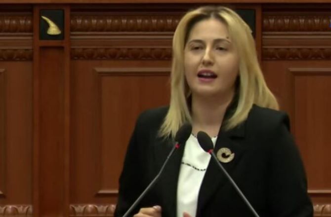 “Shteti i sms-ve”/ Seanca plenare, reagon deputetja: Ku e keni zv. kryeministren, kishte rivalitet…