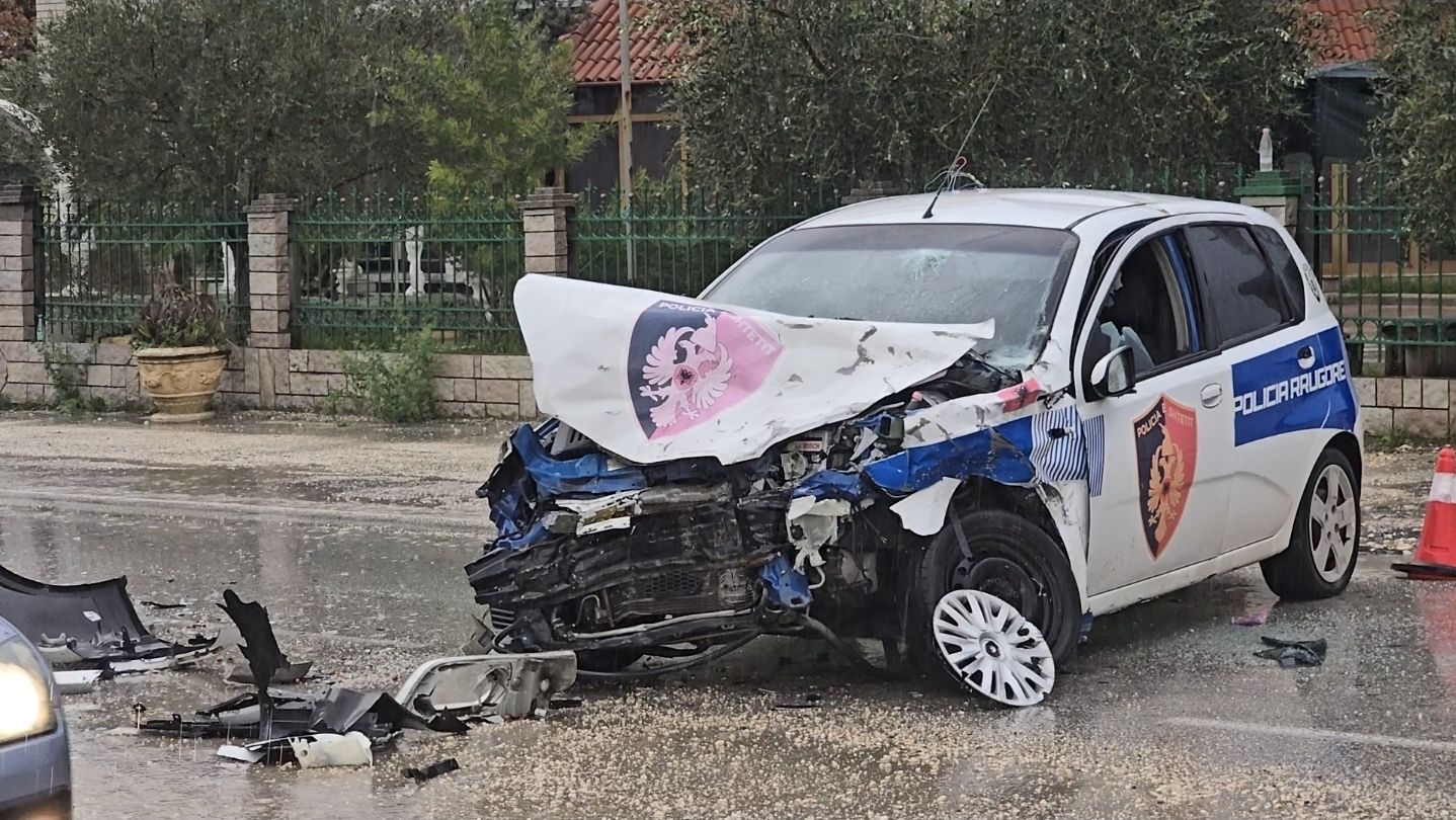 Video /Makina e policisë përplaset me “Benz-in” në Fier, dy efektivë të plagosur