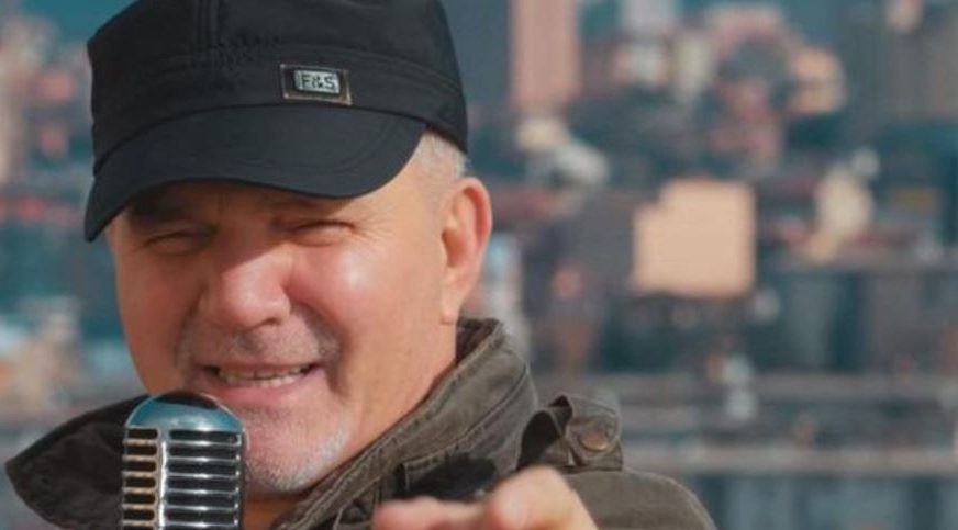 I dha jetë këngës “Xhamadani vija vija”, gjendet i pajetë këngëtari i njohur