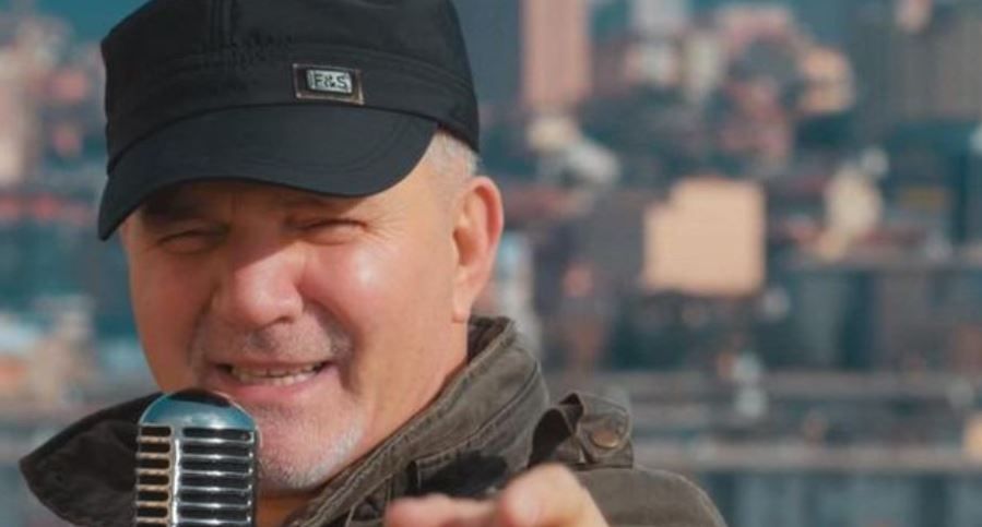 I dha jetë këngës “Xhamadani vija vija”, gjendet i pajetë këngëtari i njohur