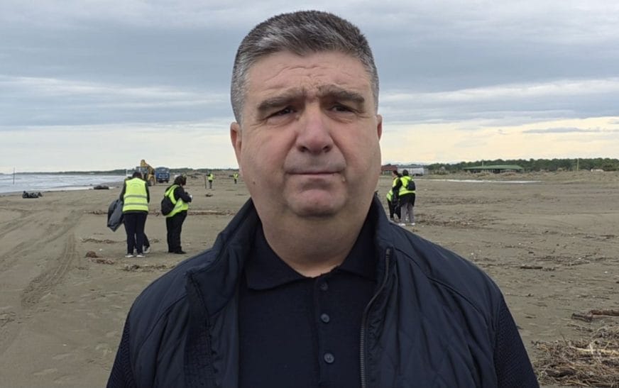 Mbetjet në grykëderdhjet e Semanit dhe Vjosës, nis pastrimi i bregdetit në Fier