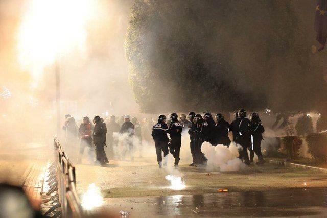 E rëndë/ Bombula e gazit lotsjellës godet të mitun në kokë