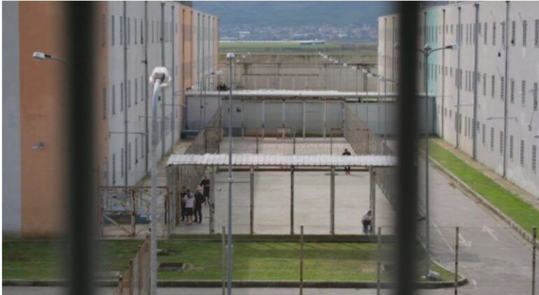 Pas arratisjes së Altin Ndocit, personat me rrezikshmëri të lartë transferohen drejt burgut të Fierit