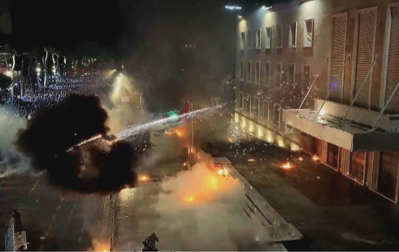 Molotov dhe fishekzjarrë drejt Kryeministrisë