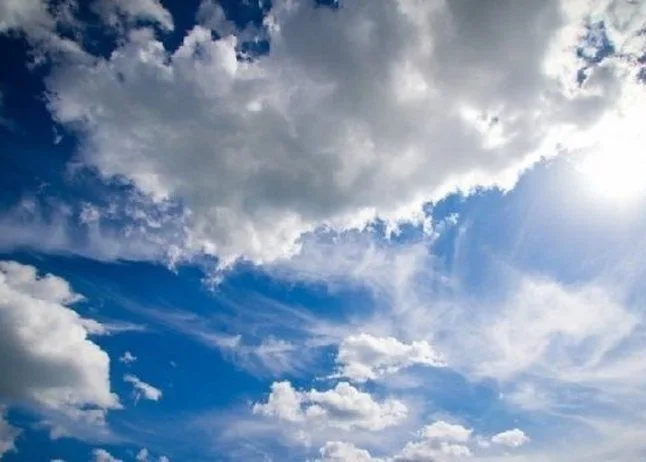 Mot i kthjellët me alternime vranësirash