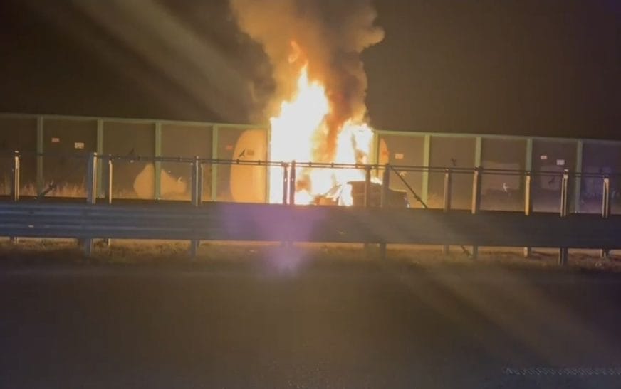 Automjet përfshihet nga flakët në autostradën Fier–Vlorë, shpëtojnë pa lëndime pasagjerët