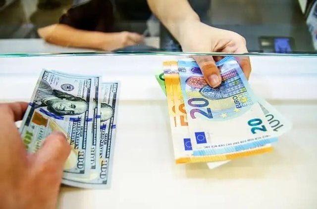 Këmbimi valutor, 13 prill 2026/ Me sa shitet dhe blihet dollari dhe euro, çfarë ndodh me monedhat e tjera
