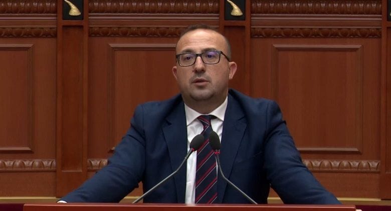 “Po të hëngrën qentë s’ka tetanoz, tërbohesh!”/ Korreshi: Në spitalin e Lushnjes s’ka medikamente!