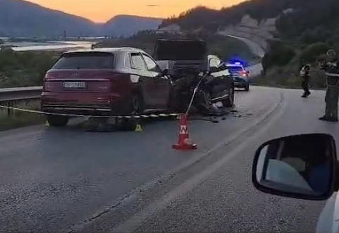 Aksident në Tepelenë-Krahës, përplasen dy makina, 8 të plagosur