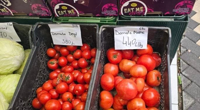 Rritja e çmimeve në tregje largon blerësit – Specat deri në 500 lekë/kg, domatet deri në 400 lekë/kg
