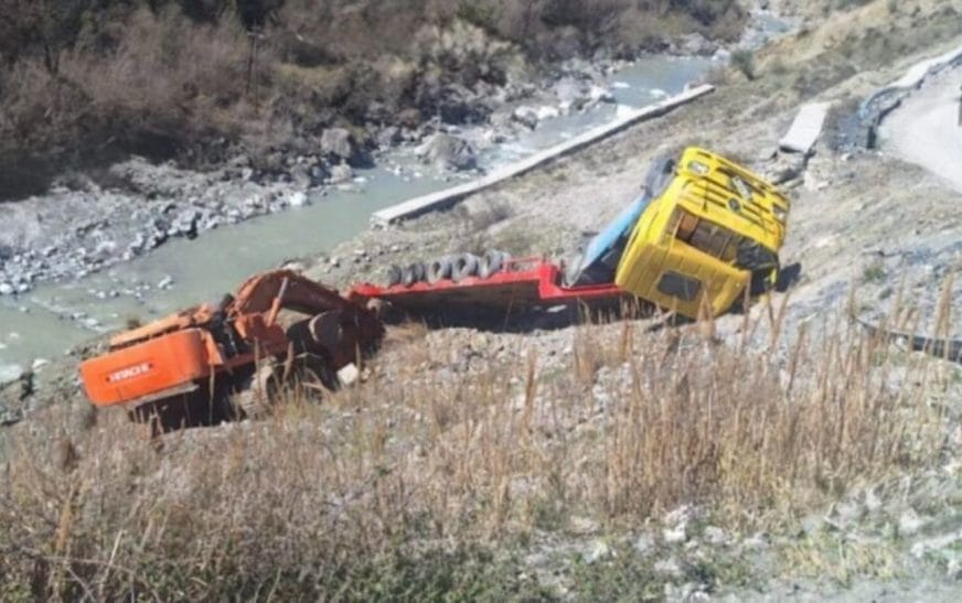 Trajleri që transportonte ekskavator del nga rruga dhe përfundon në greminë në Moglicë