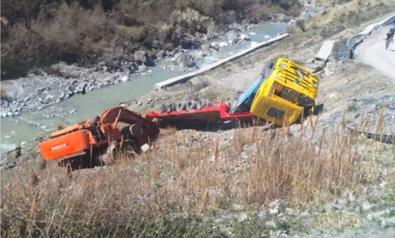 Trajleri që transportonte ekskavator del nga rruga dhe përfundon në greminë në Moglicë