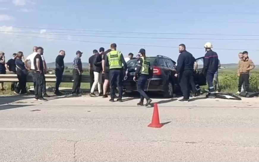 Aksident i rëndë në autostradën Çermë–Lushnjë, një person i bllokuar në mjet