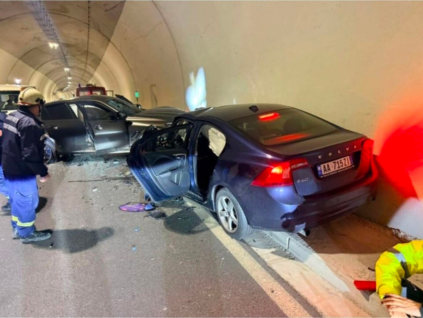 Aksident brenda tunelit të Llogorasë, përplasen dy automjete