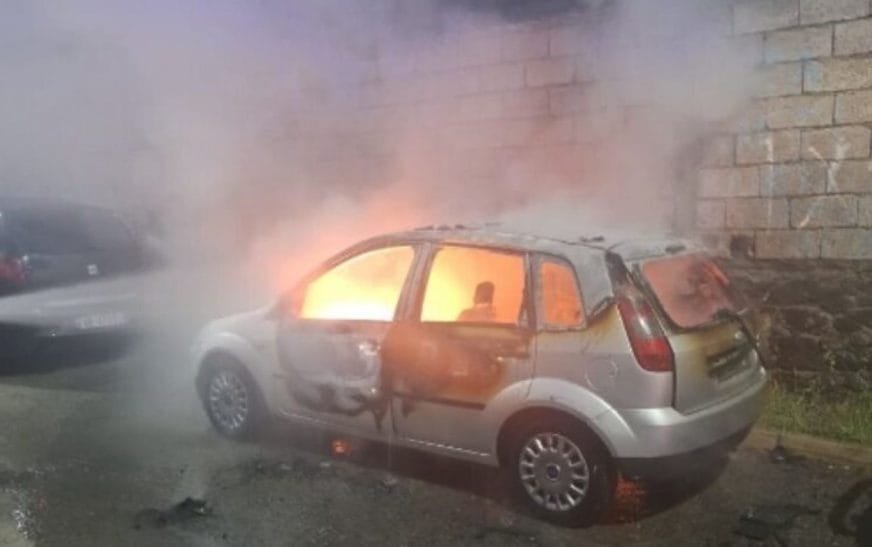 Djegia e makinës së gazetarit, AGSH: Alarm për sigurinë, mesazh kërcënues për shkak të punës