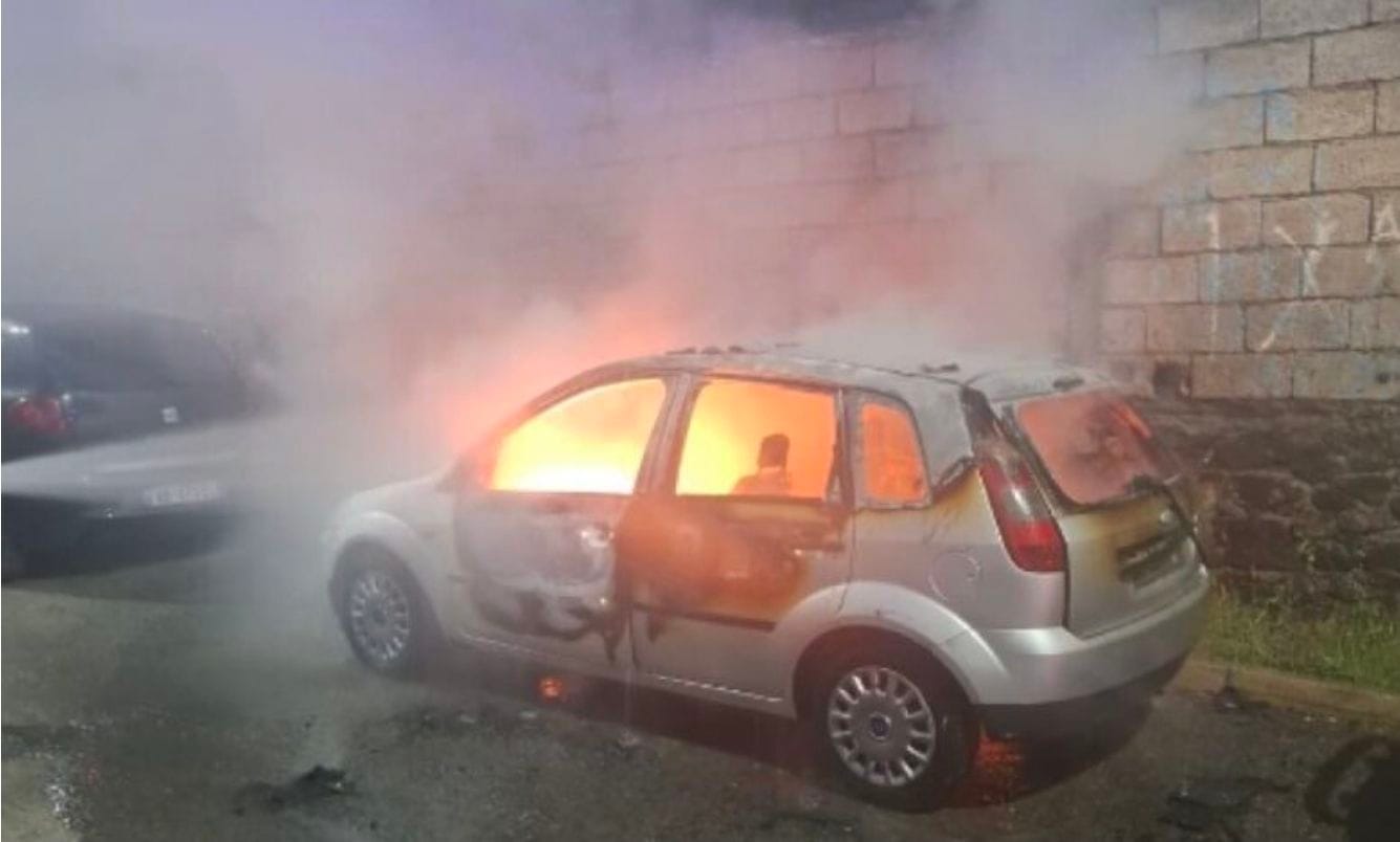 Djegia e makinës së gazetarit, AGSH: Alarm për sigurinë, mesazh kërcënues për shkak të punës