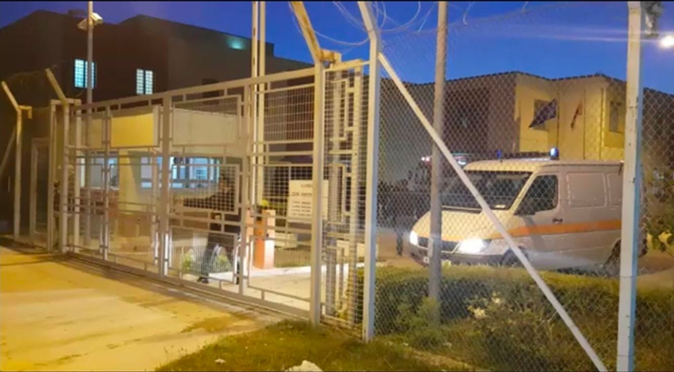 Sherr masiv në burgun e Vlorës: Pesë persona godasin të paraburgosurin