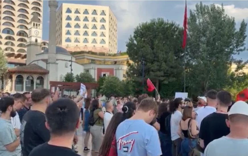 PD organizim për t’u përfshirë në tubim, protestuesit nuk ndryshojnë qëndrim: Edhe Sala ka mbaru, ka mbaru