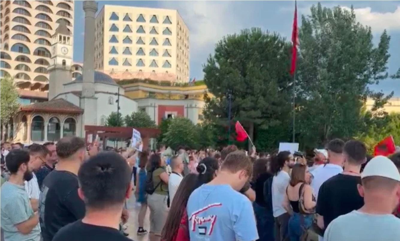 PD organizim për t’u përfshirë në tubim, protestuesit nuk ndryshojnë qëndrim: Edhe Sala ka mbaru, ka mbaru